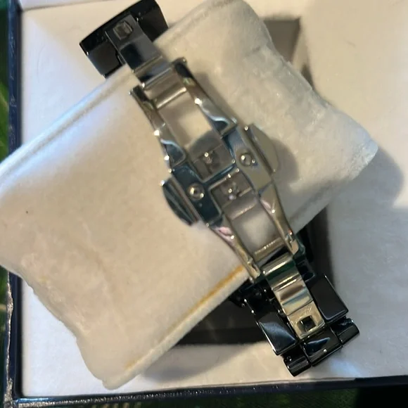 Vicence ladies watch with a 14K white gold bezel